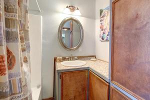 ポート・アランサスにあるBlue Water Fisherman 614SPの洗面台と鏡のあるバスルーム +56枚の写真