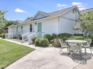 a white house with a table and chairs at Oak Cottages 4 in Rockport