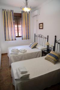 Postel nebo postele na pokoji v ubytování Casa Rural LA ENCINA