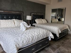 Ένα ή περισσότερα κρεβάτια σε δωμάτιο στο Luxury Penthouse, large furnished balcony, C30709