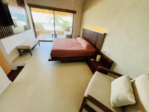 Cette petite chambre comprend deux lits et un balcon. dans l'établissement Villa 8 frente al mar, à Zihuatanejo