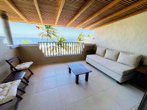 un salon avec un canapé et une table dans l'établissement Villa 8 frente al mar, à Zihuatanejo