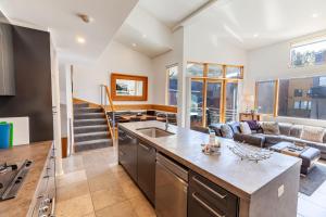 Una cocina y una sala de estar con un sofá. en Powder 2B - Thredbo, en Thredbo 9 fotos más