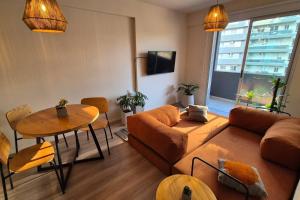 una sala de estar con un sofá y una mesa en Departamento Jujuy Norte, en San Salvador de Jujuy