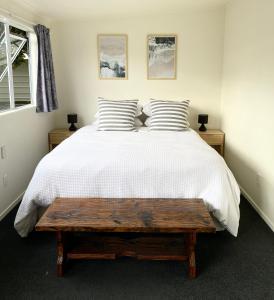 Postel nebo postele na pokoji v ubytování Hosts on the Coast Whangamata Sands