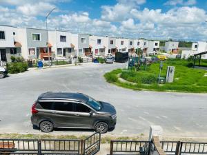 a suv parked in a parking lot in front of houses at Casa Adobe clima total Starlink zona Aeropuerto in Pesquería