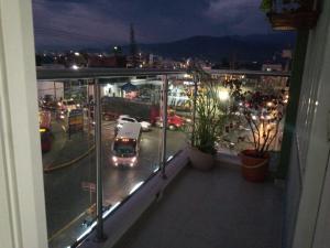 アルメニアにあるHotel yuruparyの- 市街の景色を望むバルコニー(夜間)