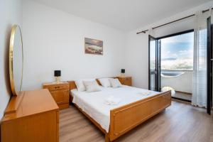 Posteľ alebo postele v izbe v ubytovaní Apartments with a parking space Pag - 15765