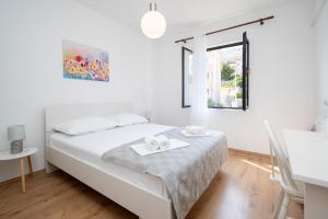 Posteľ alebo postele v izbe v ubytovaní Apartments with a parking space Pag - 15765