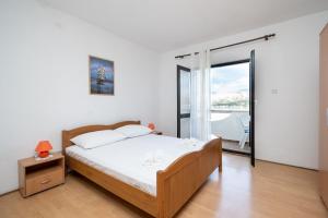 Posteľ alebo postele v izbe v ubytovaní Apartments with a parking space Pag - 15765