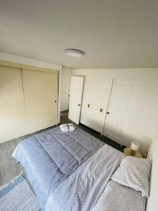 una camera da letto con un letto grande con due porte bianche di Edificio Plaza del mar, Iquique a Iquique