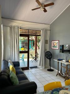 un soggiorno con un divano e un ventilatore a soffitto di Chalés Praias Brasileiras a Maragogi Altre 173 foto