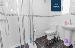 a bathroom with a shower and a toilet and a sink at Muirton House 2 - INVOICE and REDUCED PRICE only via SUNRISE SHORT LETS DUNDEE, SLEEPS 8 has 4 Twin Bedrooms with 4 Car Driveway, 2 Bathrooms, Smart TV, Fully Equipped Kitchen, Large Dining and Living Space, Rear Garden, Free WiFi, Long Stays in Dundee +55 photos