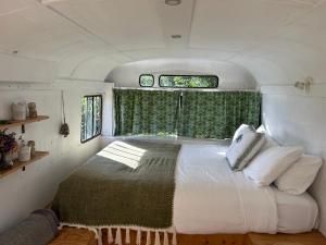 Postel nebo postele na pokoji v ubytování Raglan Tiny house escapes