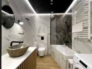 Koupelna v ubytování URBAN APARTMENTS GLOBAL PREMIUM, 10th Floor No 05, Free Garage, Self Check-in, No Deposit + 19 fotografií
