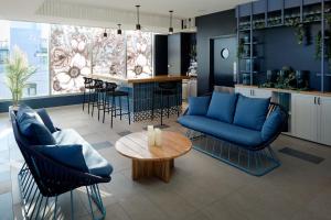 Courtyard by Marriott Montreal Laval的休息区