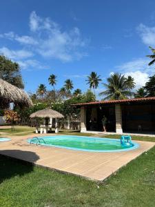 una piscina davanti a una casa di Chalés Praias Brasileiras a Maragogi