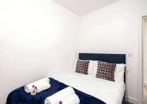 Una cama o camas en una habitación de Cozy Vibes Refined 2BR Flat