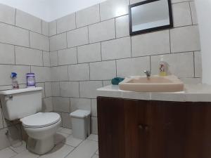 Vannituba majutusasutuses Riverside Oasis Cabin with A C