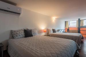 pokój hotelowy z dwoma łóżkami i oknem w obiekcie Cancún Suites Apartments - Hotel Zone w mieście Cancún