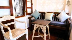 a room with a couch and a chair and a table at Villa Wonrich in Dodanduwa