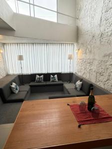 ハラパにあるCasita Bosque Brionesのソファとテーブルのあるリビングルーム