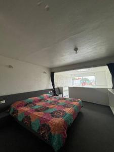 ハラパにあるCasita Bosque Brionesの部屋の中央にベッドが置かれた寝室 +45枚の写真