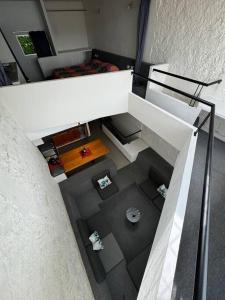 ハラパにあるCasita Bosque Brionesのベッドとテーブルが備わる客室です。