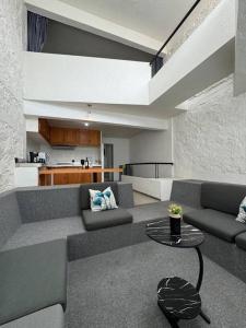 ハラパにあるCasita Bosque Brionesのソファ2つとテーブルのあるリビングルーム