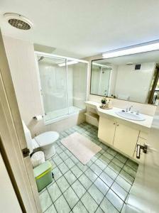 Koupelna v ubytování Downtown Delight 2BR Getaway with Pool