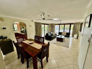 Posezení v ubytování Downtown Delight 2BR Getaway with Pool