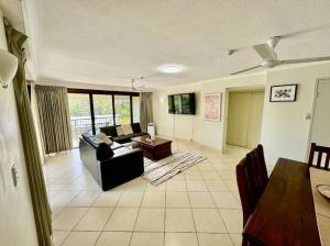 Posezení v ubytování Downtown Delight 2BR Getaway with Pool