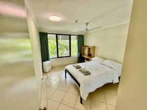 Postel nebo postele na pokoji v ubytování Downtown Delight 2BR Getaway with Pool + 28 fotografií