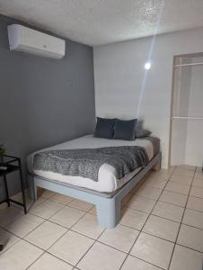 Ένα ή περισσότερα κρεβάτια σε δωμάτιο στο Close to Embassy Hotel, beach, restaurants and nightlife