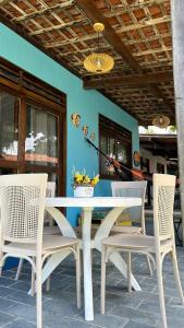 un tavolo bianco e sedie su un patio di Chalés Praias Brasileiras a Maragogi