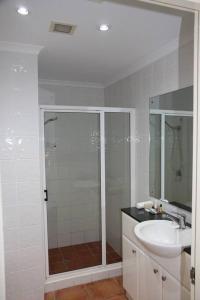 Et badeværelse på Zen Bridgeport - Waterfront - Balcony Dining - Pool + 18 billeder