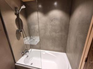 レ・ジェにあるRésidence Cry De Lys - Appartement entièrement rénové, au pied des pistes MAE-8491のシャワー(洗面台の隣にガラスドア付)