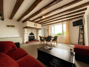 A television and/or entertainment centre at Gîte avec Jardin, WiFi, Parking Privé près de Loches - FR-1-381-594