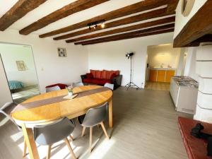 A kitchen or kitchenette at Gîte avec Jardin, WiFi, Parking Privé près de Loches - FR-1-381-594