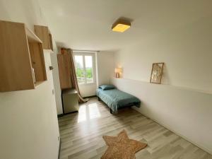 A bed or beds in a room at Gîte avec Jardin, WiFi, Parking Privé près de Loches - FR-1-381-594