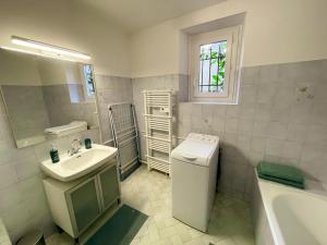 A bathroom at Gîte avec Jardin, WiFi, Parking Privé près de Loches - FR-1-381-594 Még 18 kép