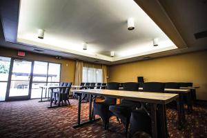 una sala de conferencias con mesas y sillas de madera en Courtyard Memphis East/Bill Morris Parkway, en Memphis 33 fotos más