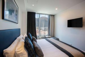 Ramada by Wyndham Queenstown Central客房内的一张或多张床位