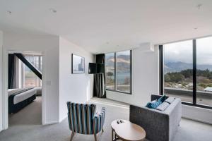 Ramada by Wyndham Queenstown Central的电视和/或娱乐中心
