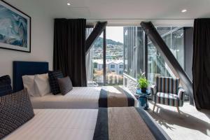 Ramada by Wyndham Queenstown Central客房内的一张或多张床位