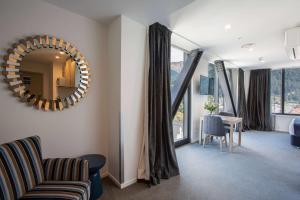 Ramada by Wyndham Queenstown Central的休息区