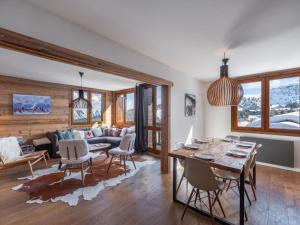 a living room with a table and a couch at Appartement à Courchevel 1850, 3 chambres, casier à skis, à 80m des pistes - FR-1-564-96 in Courchevel