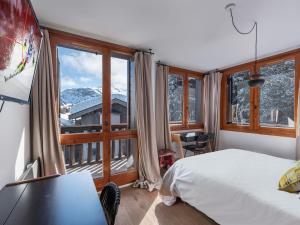 a bedroom with a bed and a large window at Appartement à Courchevel 1850, 3 chambres, casier à skis, à 80m des pistes - FR-1-564-96 in Courchevel