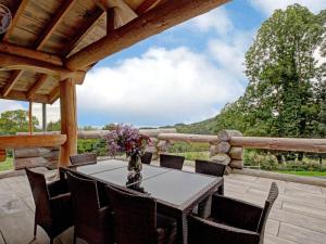 un tavolo e sedie su un patio con vista sulle montagne di Gîte de charme avec poêle à bois, billard et terrasse dans les Monts du Forez - FR-1-496-313 a Saint-Jean-Soleymieux