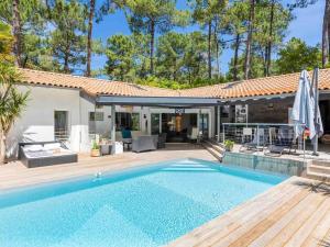 Πισίνα στο ή κοντά στο Villa d'architecte avec piscine chauffée et borne de recharge, parfaite pour des vacances en famille - FR-1-791-4